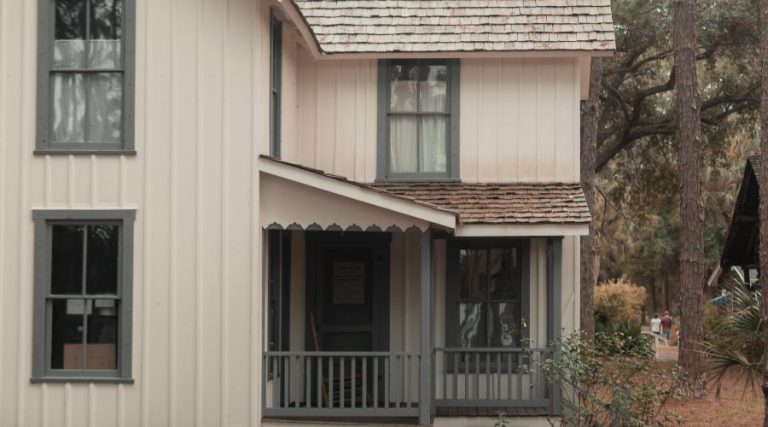 Maison arborant un revêtement extérieur vertical beige