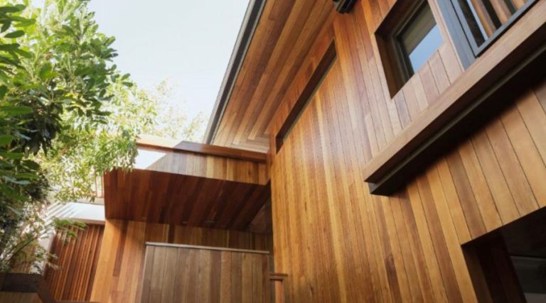 Maison avec un revêtement extérieur vertical en bois