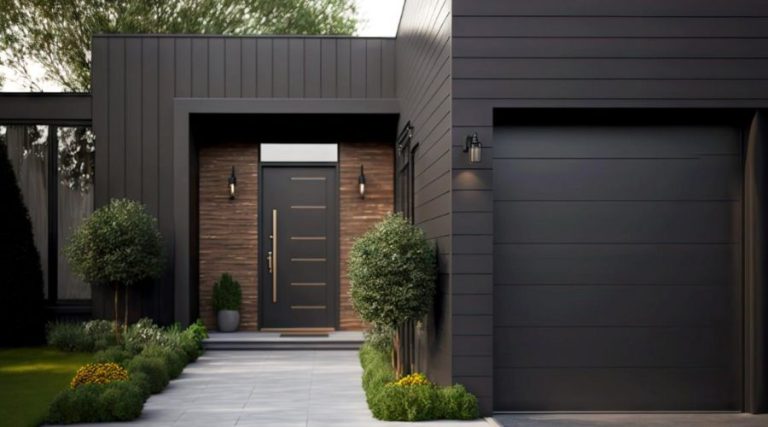 Maison noire avec un revêtement extérieur vertical