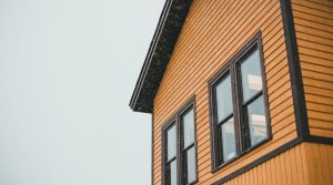 Maison où on voit de près le revêtement extérieur imitation bois
