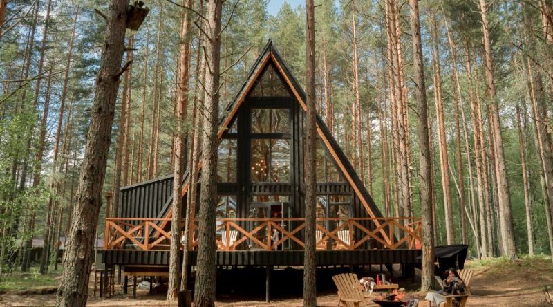 Chalet avec un revêtement d'imitation de bois dans la forêt