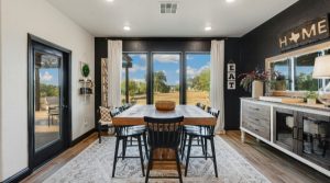 Intérieur d'une farmhouse avec revêtement extérieur imitation bois